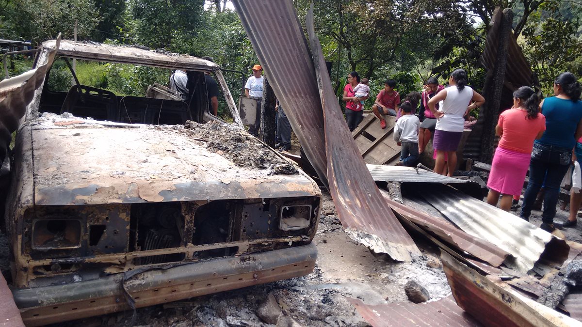 Vecinos observan los restos de la vivienda y el vehículo que fueron quemados en Pueblo Nuevo Viñas, Santa Rosa. (Foto Prensa Libre: Oswaldo Cardona)