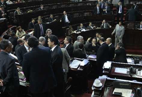 La jornada comenzó con varias negociaciones dentro y fuera del hemiciclo, y permitieron la aprobación de tres leyes de urgencia nacional.