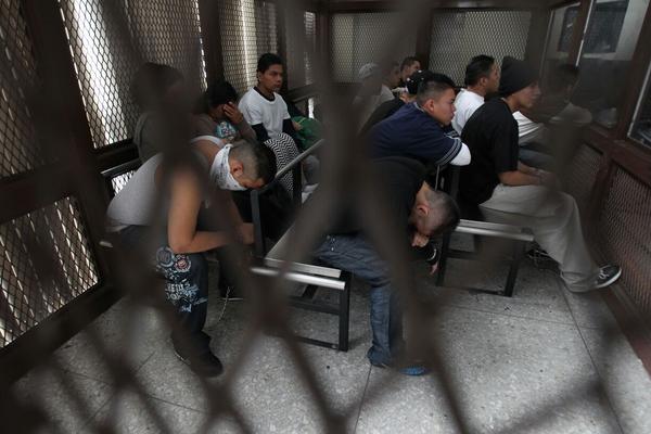 La seguridad en la Torre de Tribunales fue reforzada por la presencia de los pandilleros. (Foto Prensa Libre: P. Raquec)