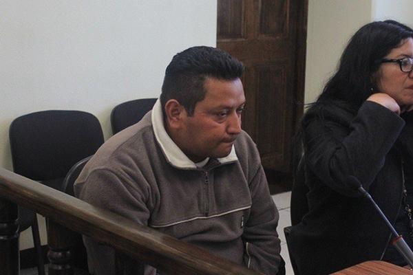 Ulises Vidal Paxtor, sindicado de la muerte de un hombre, escucha al juez del Juzgado Primero de Instancia Penal de Quetzaltenango. (Foto Prensa Libre: Alejandra Martínez)