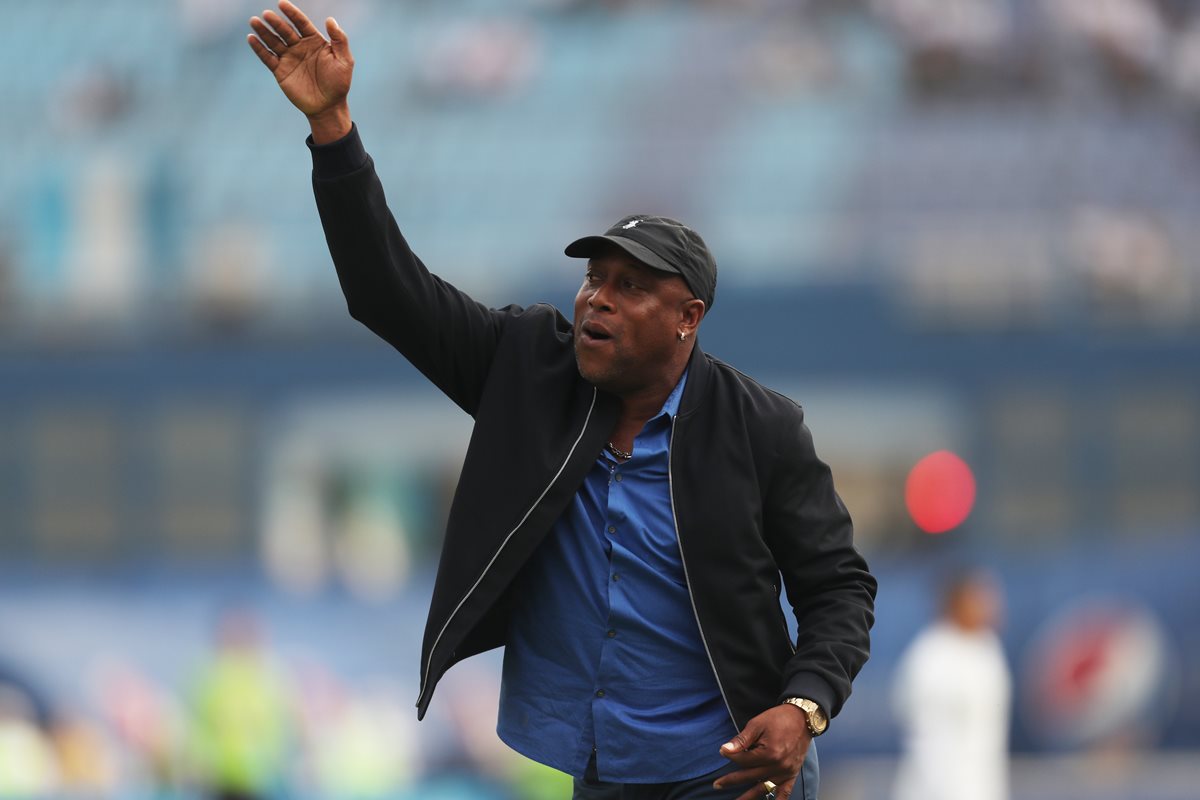 El entrenador costarricense Hernán Medford, quien no logró clasificar a la fase final del torneo, seguirá al frente de Municipal. (Foto Prensa Libre: Hemeroteca PL).