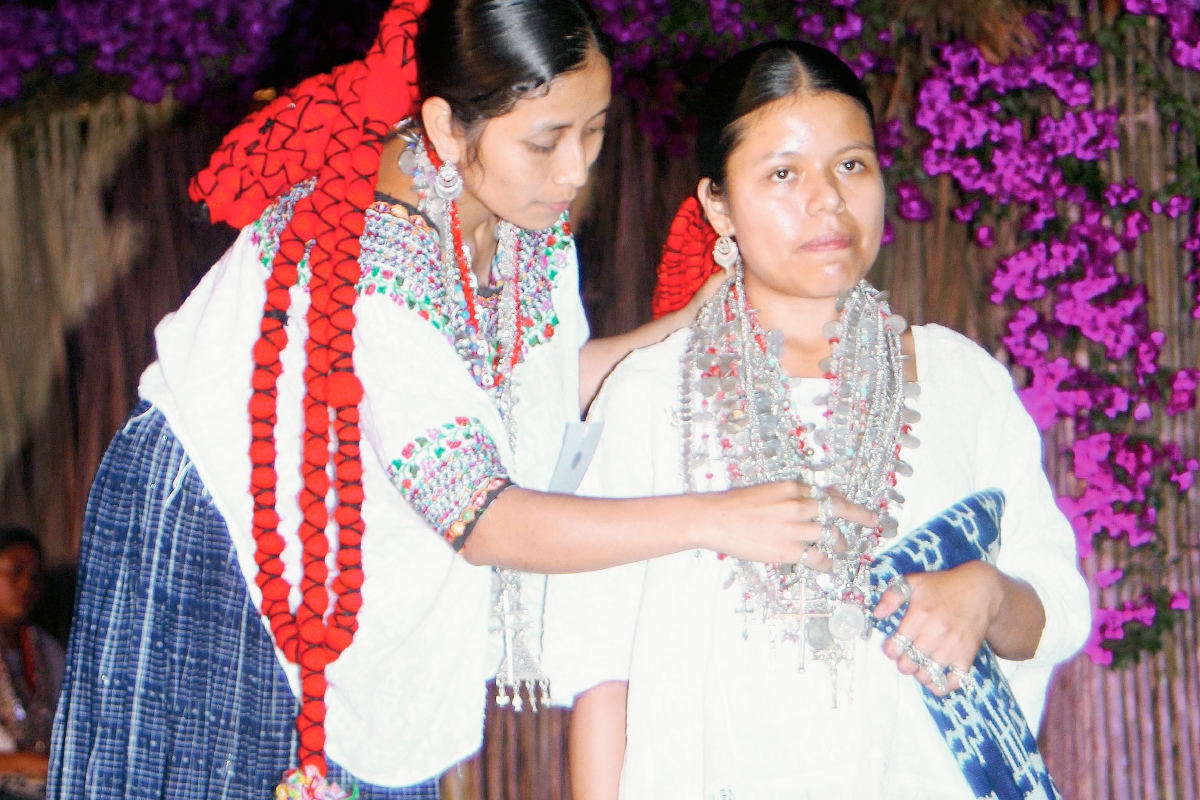 Gladis Maribel Col Sacrab, coloca el collar de la Cruz Patriarcal de Santo Domingo de Guzmán a la nueva Rabín Cobán, Gloria Marina Pacay Caal. (Foto Prensa Libre: Ángel Martín Tax)