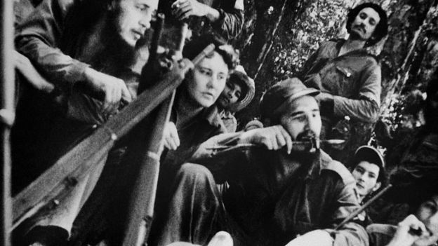 Urrutia fue nombrado presidente en la Sierra Maestra, ante Fidel Castro, en diciembre de 1958. AFP