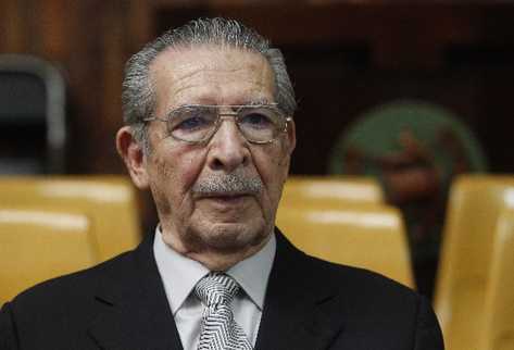 El ex militar José Efraín Ríos Montt está a la espera de resolver su situación legal, luego que su defensa solicitó amnistía para este. (Foto Prensa Libre: Archivo)