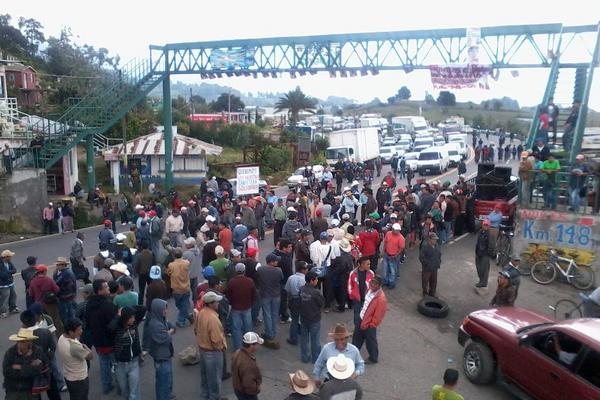 Pobladores toman el km 148 de la carretera del altiplano. (Foto Prensa Libre: Angel Julajuj)<br _mce_bogus="1"/>