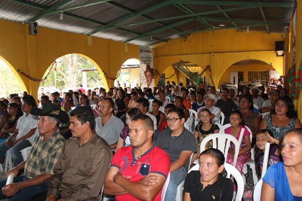 Vecinos  de Nueva Santa Rosa escuchan informe.