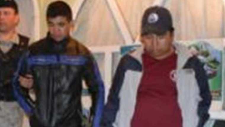 Capturan a dos hombres por portación ilegal de ramillas de pinabete, en San Cristóbal, Totonicapán. (Foto Prensa Libre: Lucero Sapalú)