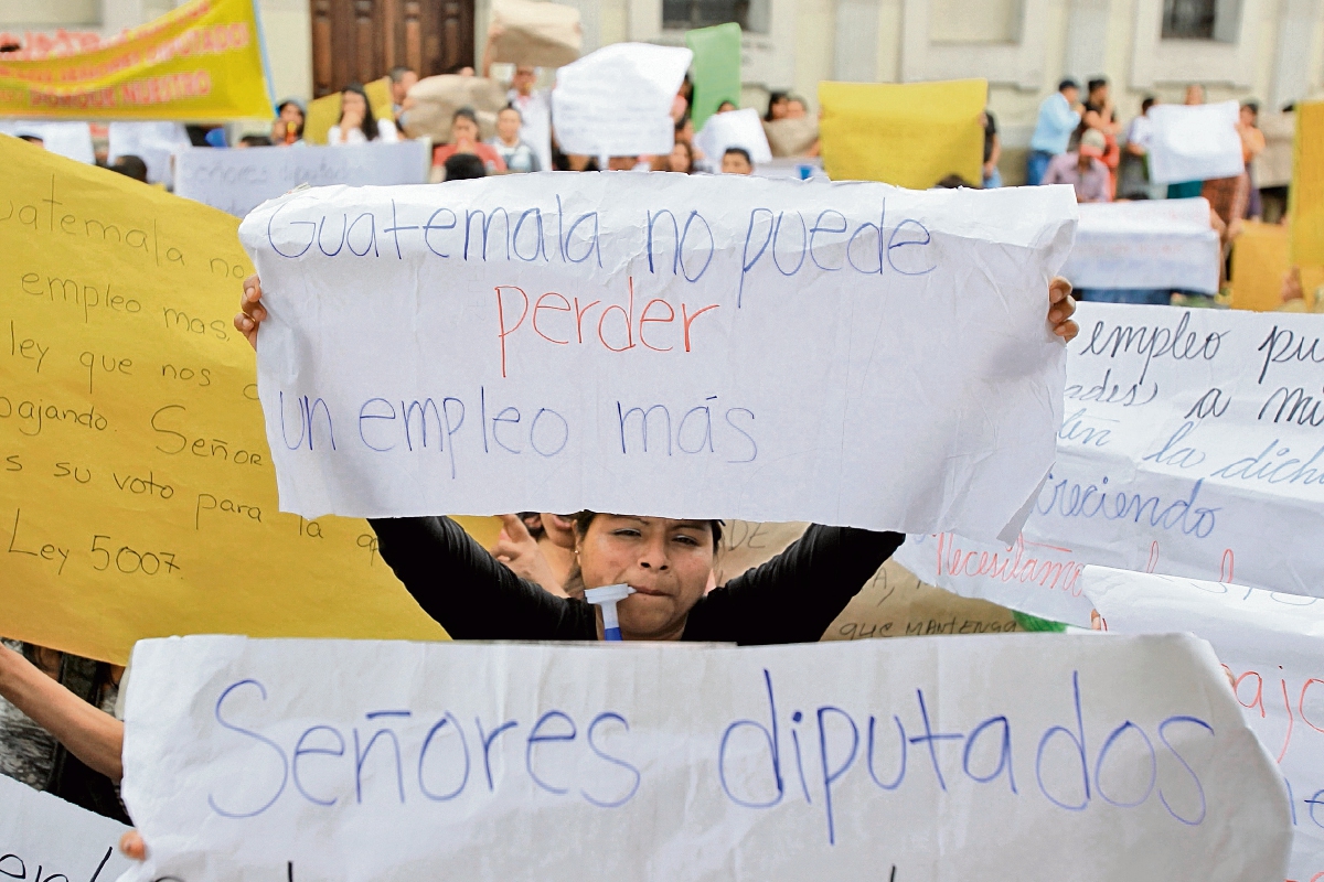 Empleados de maquilas fueron enviados a las calles a manifestar en enero como medida de presión para los diputados. (Foto Prensa Libre: Esbin García)
