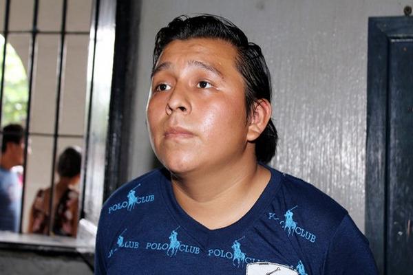  Julián Alejandro Pérez, quien es sindicado del delito de femicidio, permanece en la Comisaría 34 en Retalhuleu. (Foto Prensa Libre: Rolando Miranda).