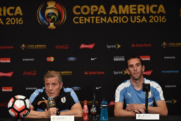 Óscar Tabárez y Diego Godín en la conferencia de prensa previo al juego contra México. (Foto Prensa Libre: AFP)