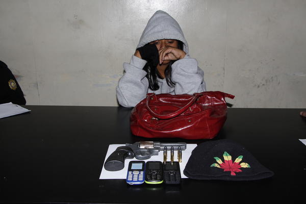 La menor fue detenida en la zona 1 con un arma de fuego y tres celulares en un bolso de mano (Foto Prensa Libre: PNC)<br _mce_bogus="1"/>