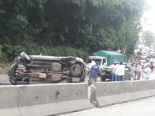 Un fuerte accidente de tránsito inhabilito el paso por la cuesta Villa Lobos hacia Villa Nueva. (Foto Prensa Libre: Twitter)