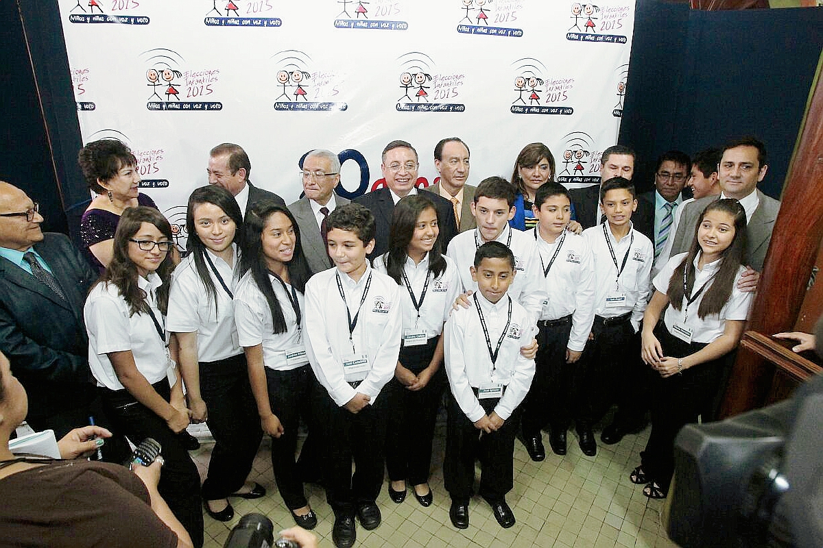 Los niños magistrados posan con los magistrados adultos del TSE, después de la juramentación. (Foto Prensa Libre: Álvaro Interiano).