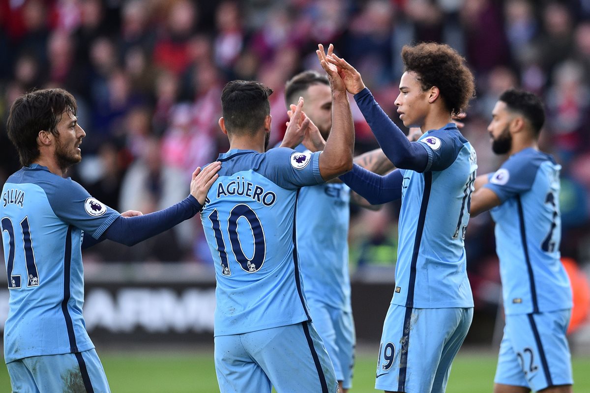 Los jugadores del Manchester City festejan contra el Southampton. (Foto Prensa Libre: AFP)