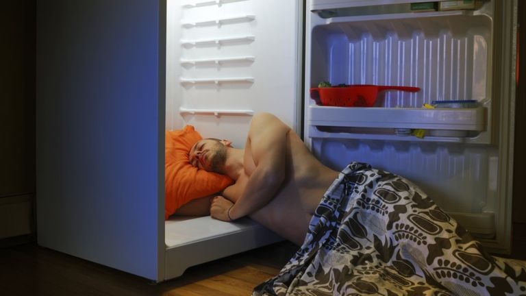 Para algunas personas que son muy calurosas tal vez no sea la mejor idea ponerse calcetines. (Getty Images).