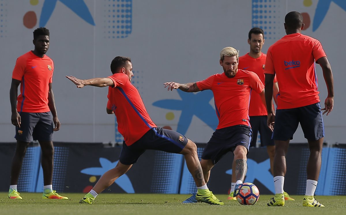 Messi intenta controlar el balón durante el entrenamiento de este viernes. (Foto Prensa Libre: AP)