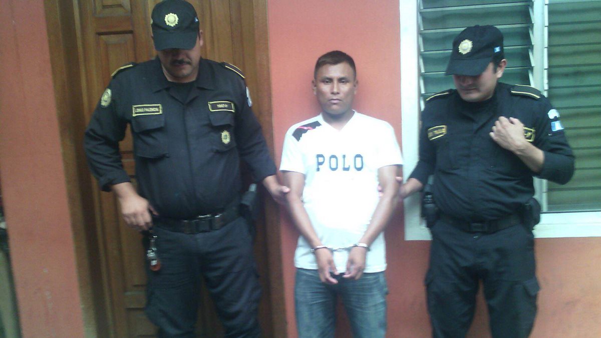 Juan Antonio Pérez García es custodiado por dos agentes de la PNC en Esquipulas, Chiquimula. (Foto Prensa Libre: Edwin Paxtor)