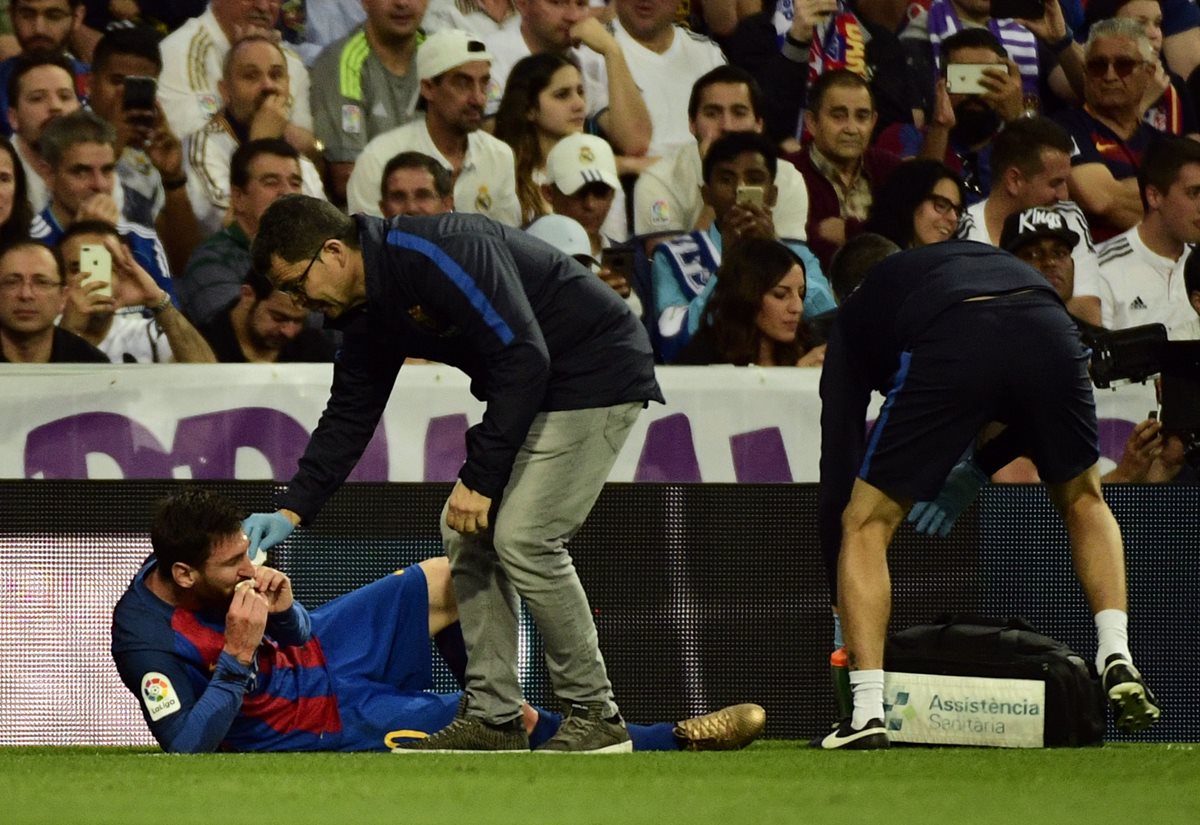 Leo Messi volvió a sufrir un fuerte golpe, en esta ocasión, contra el Real Madrid. (Foto Prensa Libre: AFP)