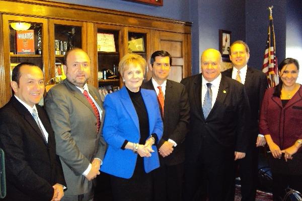 Directivos de El Salvador y Guatemala, la congresista Kay Granger y el embajador Julio Ligorría. (Foto Prensa Libre: cortesía Julio Ligorría)