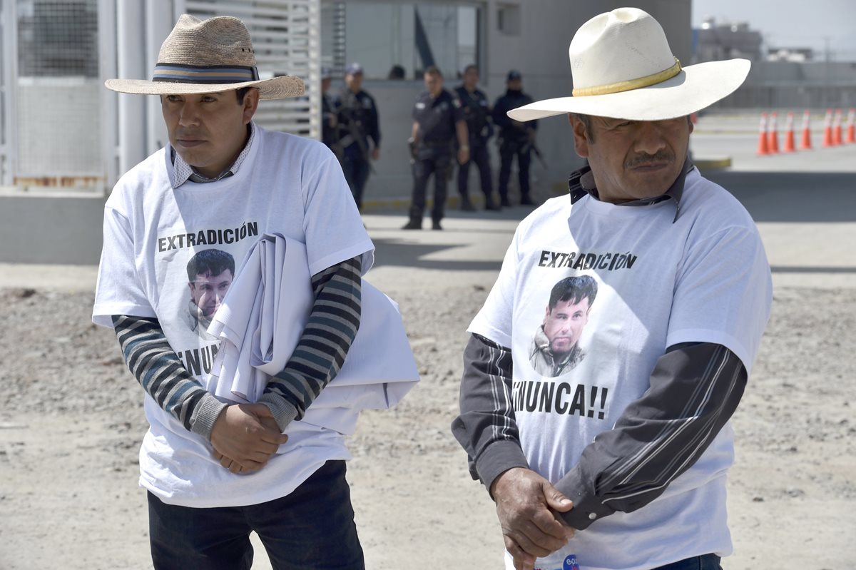 Asistentes de los abogados defensores del Chapo Guzmán en las afueras del penal del Altiplano, México. (Foto Prensa Libre: AFP).
