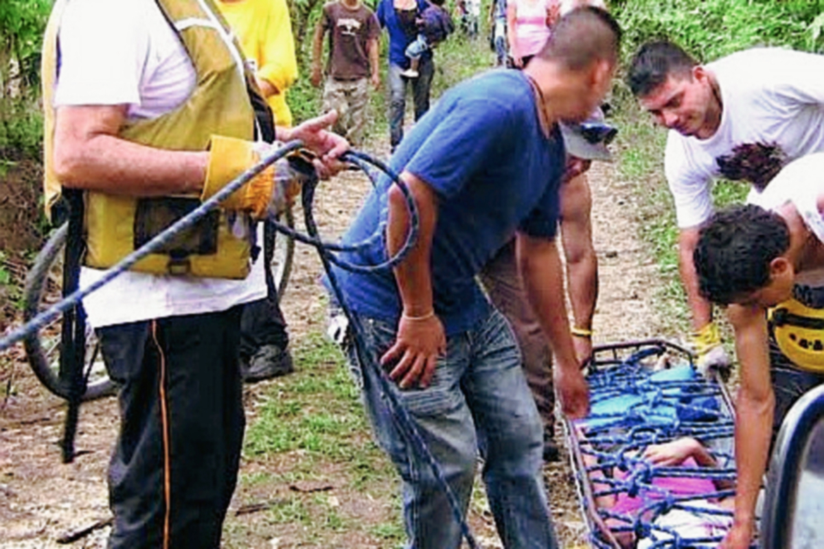 Marian Carieli  Salazar Herbruger, de 15 años, murió ahogada, en Los Chorritos, Nueva Santa Rosa, Santa Rosa. (Foto Prensa Libre: Oswaldo Cardona)