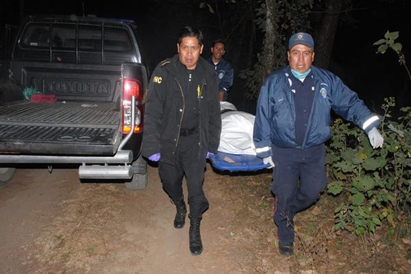 Agentes de la PNC y socorristas llevan cadáver de un hombre hallado en un área boscosa de Santiago Sacatepéquez, Sacatepéquez. (Foto Prensa Libre: Renato Melgar)