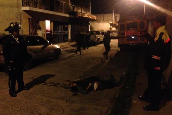 A balazos dos hombres murieron en la colonia Lomas del Prado, Villa Nueva (foto Prensa Libre: CVB)