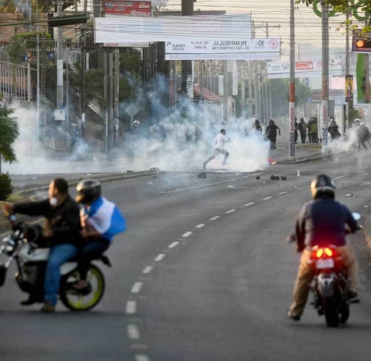 La policía lanza gases lacrimógenos a los manifestantes durante una protesta en Managua, Nicaragua.(Foto Prensa Libre: DPA.