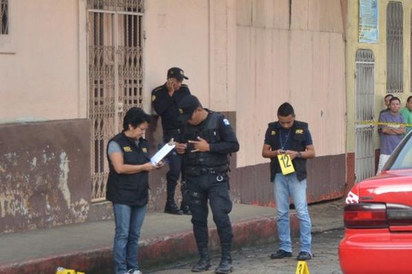 Investigadores trabajan en el lugar donde murió baleado el taxista Rubén Alfonso Mérida, en Malacatán. (Foto Prensa Libre: Alexander Coyoy)