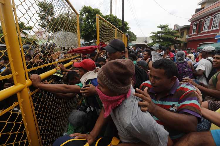 Las personas pedían que se abriera el portón para llegar a la frontera con México, pero la PNC impedía tal situación.