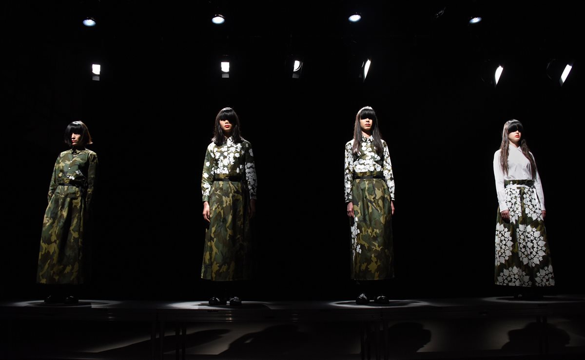 Parte de la colección otoño-invierno 2016 del diseñador Tsukasa Mikami, durante la Semana de la Moda de Tokio. (Foto Prensa Libre, AFP)