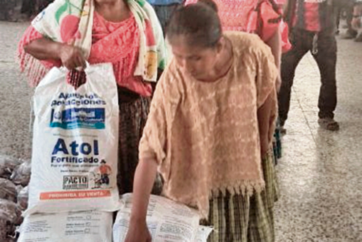 Miles de familias reciben alimentos. (Foto Prensa Libre: Cortesía Sesán)