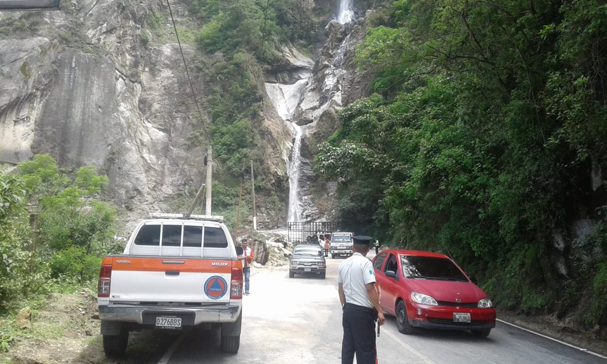 El paso vehicular por la ruta entre Sololá y Panajachel fue habilitado, luego de un derrumbe que se registró en el km 144. (Foto Prensa Libre: Cortesía)