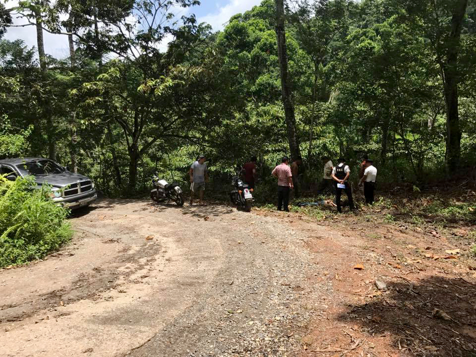 Los cuerpos de dos hombres fueron localizados en la aldea Cimarrón, en Morales, Izabal. (Foto Prensa Libre: Dony Stewart).