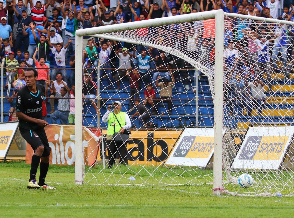 Wilson Lalín observa desconcertado después del gol de Gerson Tinoco.