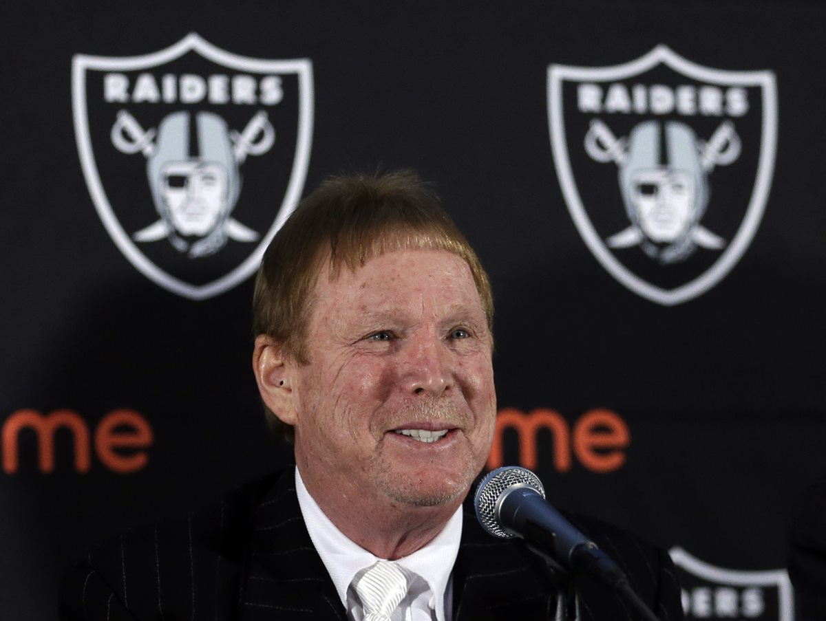 El dueño de los Raiders, Mark Davis, dijo que quiere mudar al equipo de Oakland a Las Vegas. (Foto Prensa Libre: AFP)