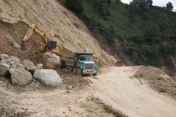 Maquinaria  y personal de Covial trabajan en el área de uno de los derrumbes.