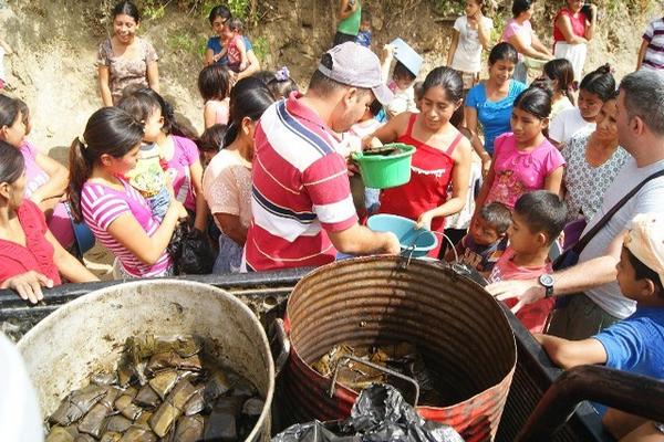 Vecinos de la comunidad Guacal Majada reciben tamales que entregó la comuna de Zacapa. (Foto Prensa Libre: Víctor Gómez)