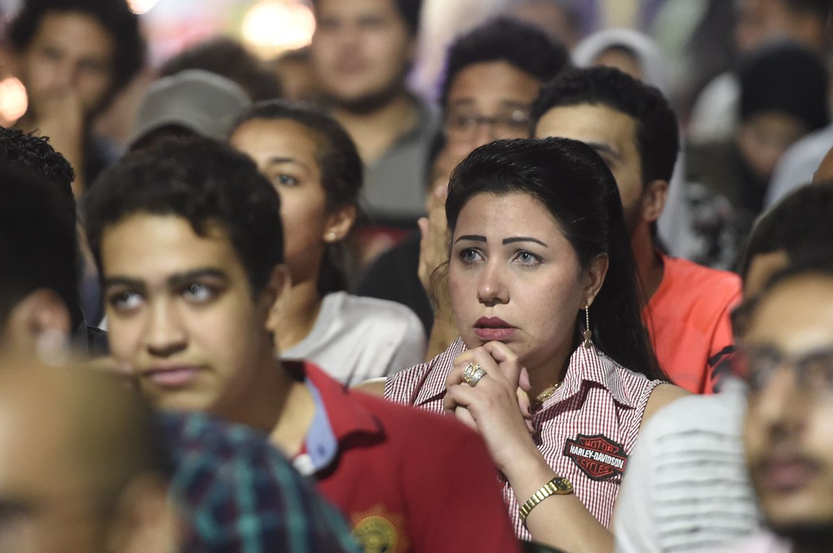 Los seguidores del Liverpool y de la Selección de Egipto no pudieron ocultar su angustia por la lesión de Salah. (Foto Prensa Libre: AFP)