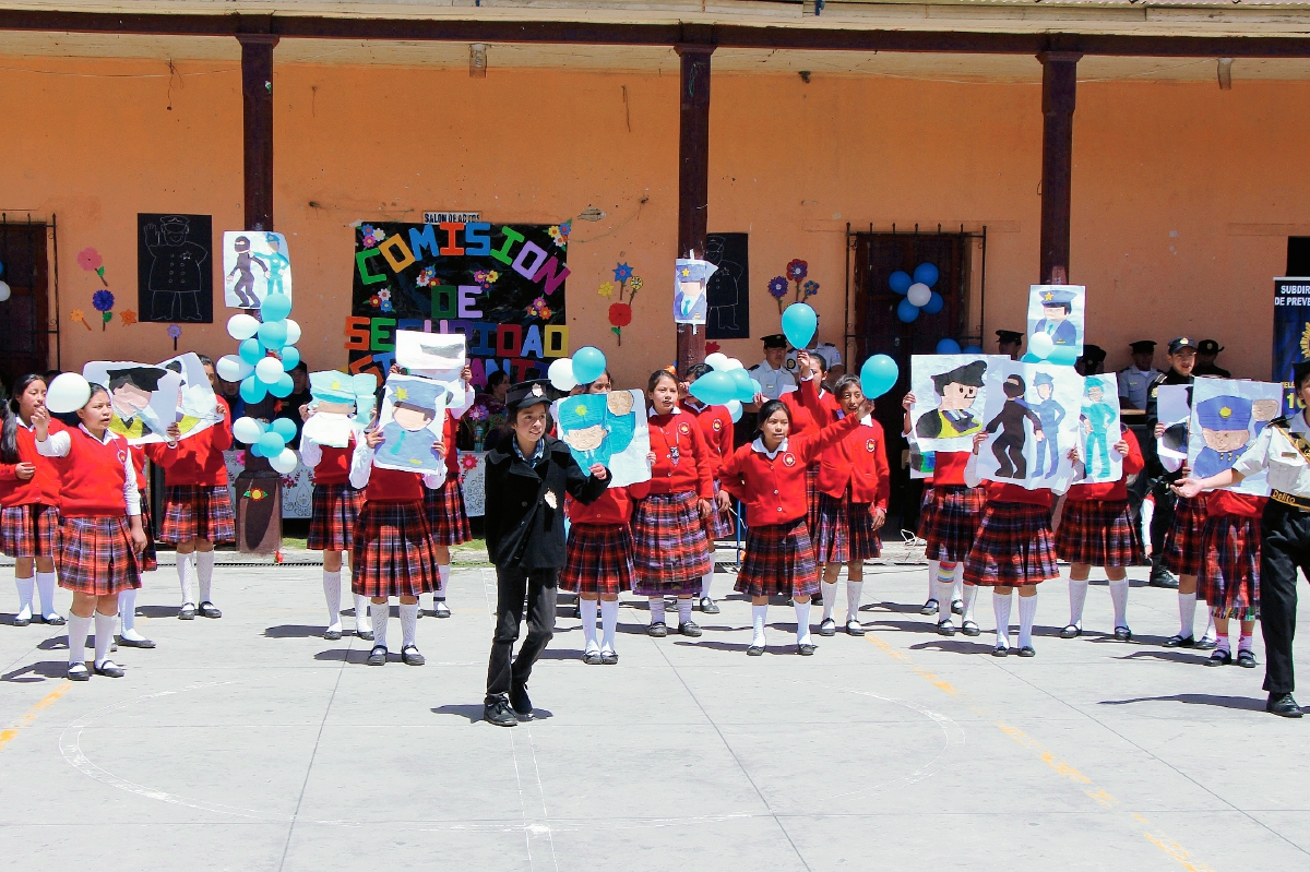Grupo de estudiantes que fue capacitado en la Escuela Miguel García Granados de Totonicapán. (Foto Prensa Libre: Édgar Domínguez)