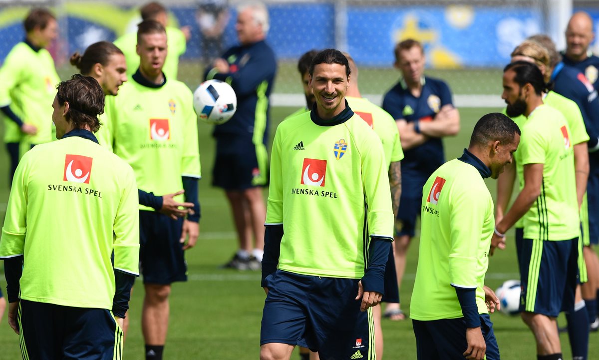 La Selección de Suecia entrenó con normalidad antes de enfrentar a Italia mañana en la segunda jornada del grupo E. (Foto Prensa Libre: AFP)