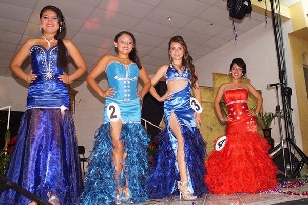 Las cuatro representantes de belleza de la feria de Huité, después de la elección. (Foto Prensa Libre: Julio Vargas) <br _mce_bogus="1"/>
