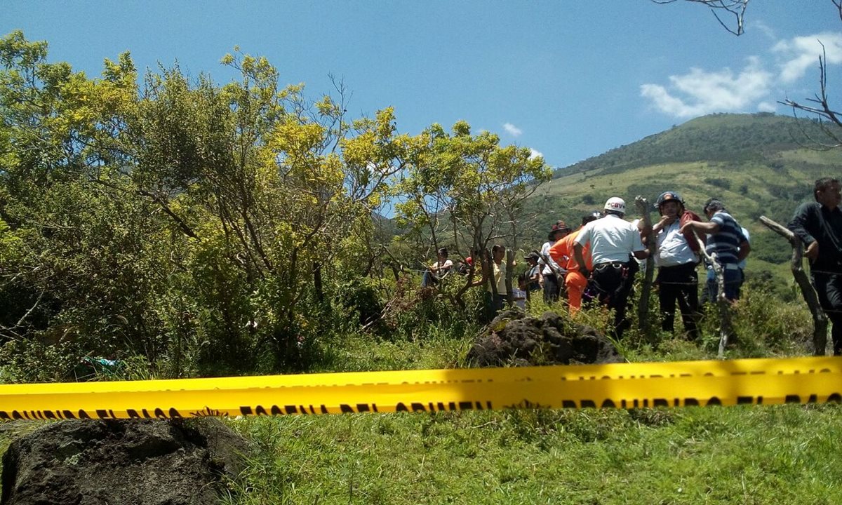 Vecinos localizan los cuerpos de tres hombres y una mujer en un área despoblada de Villa Canales. (Foto Prensa Libre: Erick Ávila)