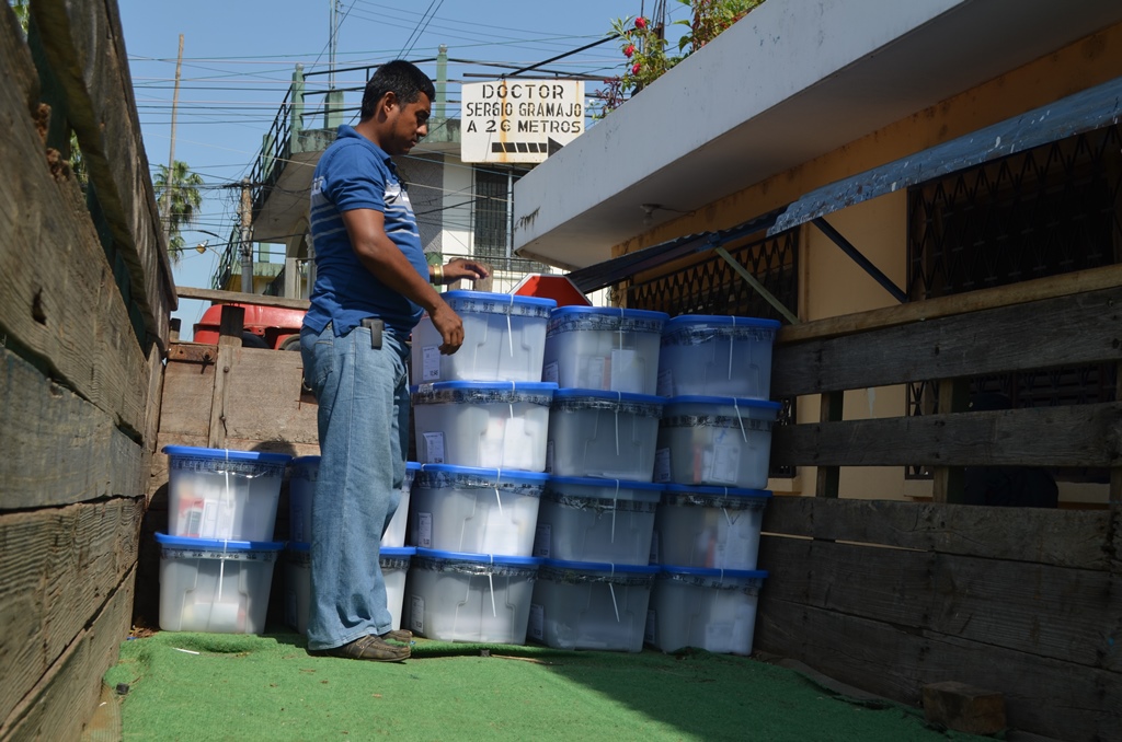 Bajan de camión cajas de plástico con papeletas en la JED, en la cabecera de Retalhuleu. (Foto Prensa Libre: Jorge Tizol)
