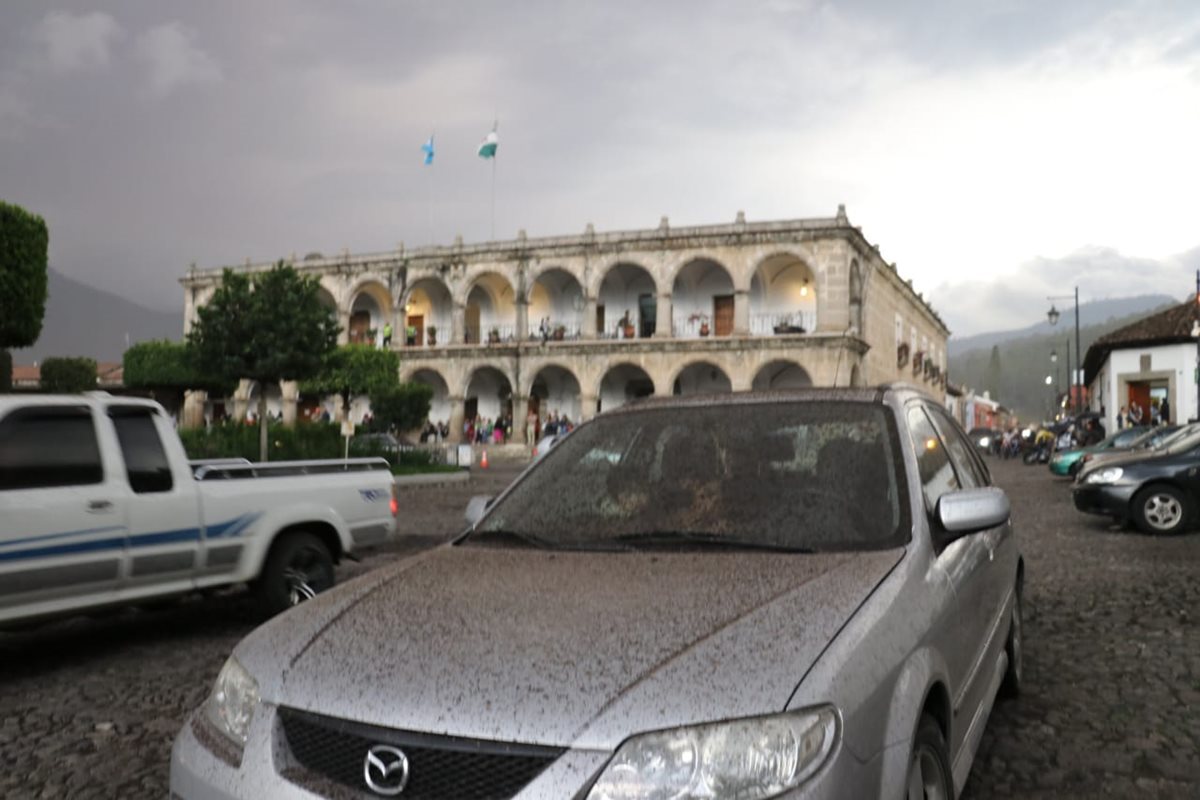 La ciudad de Antigua Guatemala se ha visto afectada por la actividad del volcán, vehículos y viviendas tienen una capa de ceniza volcánica.