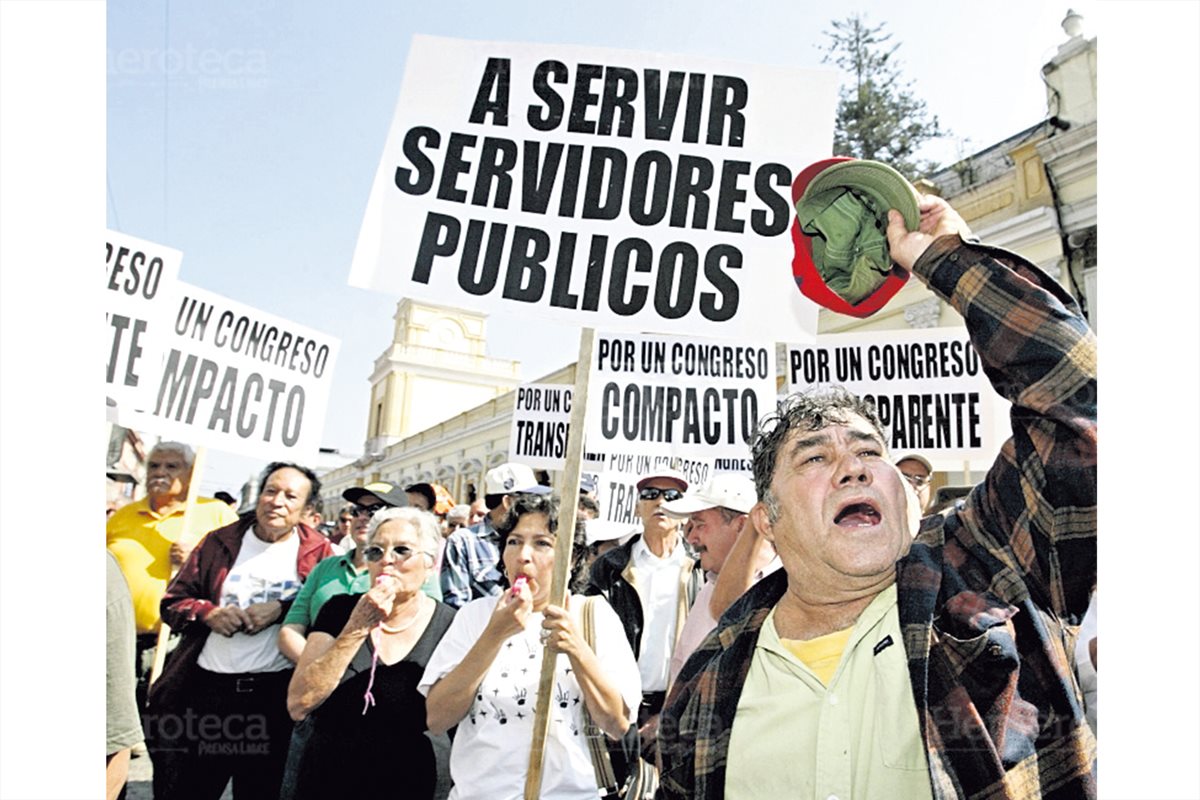 Ciudadanos de distintas edades y clases sociales se congregaron frente al Congreso para exigir la renuncia de los diputados por el Caso MDF en 2008. (Foto hemeroteca PL)