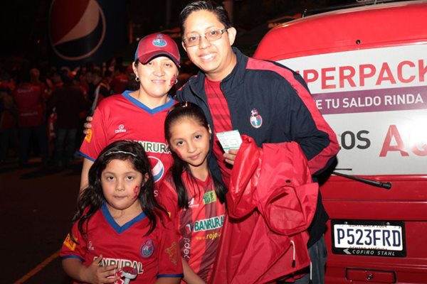 Cientos de seguidores escarlatas disfrutaron del juego.