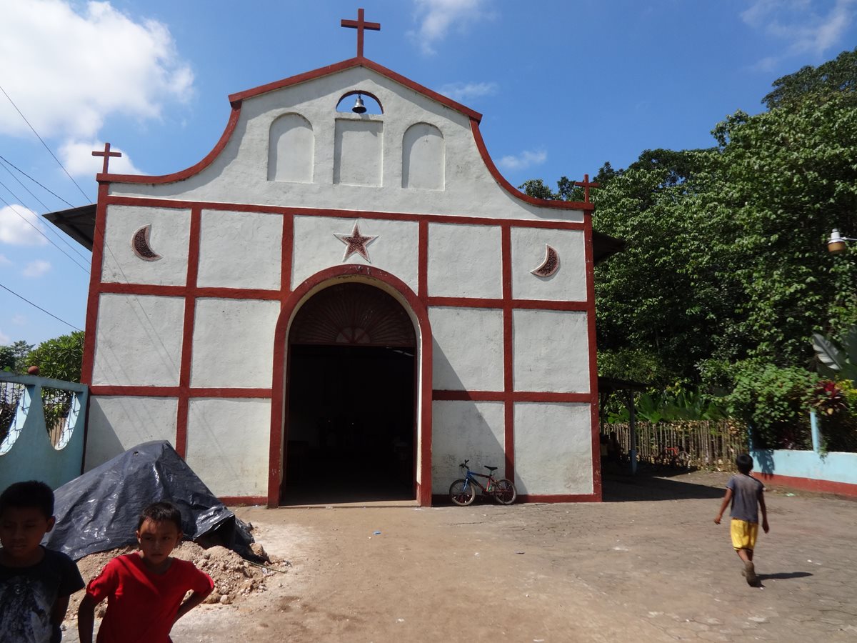 Las imagenes fueron robadas de la ilgesia católica del sector Corazón de Jesús, aldea Barrios I, en San Antonio, Suchitepéquez.(Foto Prensa Libre: Omar Méndez)