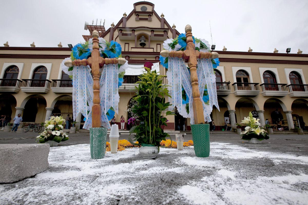 Dos cruces fueron colocadas en el lugar del linchamiento de los hermanos. (Foto Prensa Libre: AP)