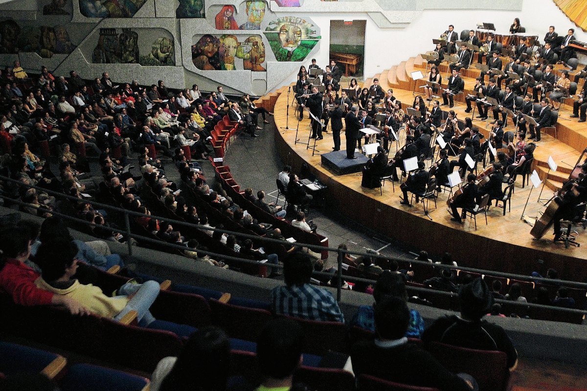 El Conservatorio Nacional de Música, Germán Alcántara, ha abrigado a la mayoría de grupos musicales orquestales de Guatemala. En la fotografía, concierto de la Sinfónica Juvenil Intercultural, presentado en enero del 2015. (Foto Prensa Libre: EDWIN CASTRO)